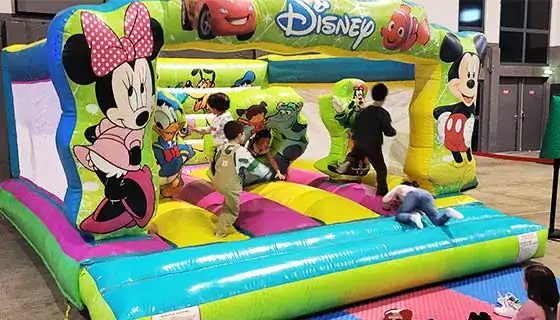 chateau-gonflable-sur-le-theme-Disney-1 château gonflable